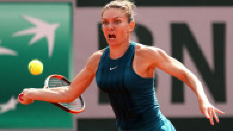 PARIS, FRANCE - JUNE 09: Simona Halep of Romania plays a forehand during the ladies singles final against Sloane Stephens of The United States during day fourteen of the 2018 French Open at Roland Garros on June 9, 2018 in Paris, France. (Photo by Matthew Stockman/Getty Images) | Poza 16 din 42