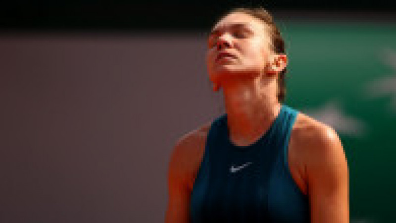 PARIS, FRANCE - JUNE 09: Simona Halep of Romania looks dejected during the ladies singles final against Sloane Stephens of The United States during day fourteen of the 2018 French Open at Roland Garros on June 9, 2018 in Paris, France. (Photo by Cameron Spencer/Getty Images) | Poza 17 din 42