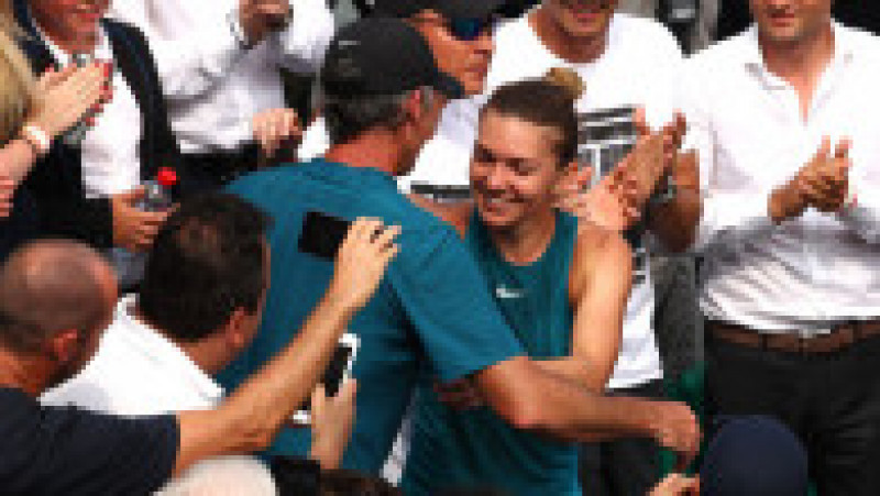 PARIS, FRANCE - JUNE 09: Simona Halep of Romania hugs her coach Darren Cahill following victory in the ladies singles final against Sloane Stephens of The United States during day fourteen of the 2018 French Open at Roland Garros on June 9, 2018 in Paris, France. (Photo by Clive Brunskill/Getty Images) | Poza 28 din 42