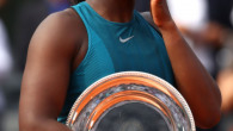 PARIS, FRANCE - JUNE 09: Sloane Stephens of The United States looks dejected as she holds the runners up trophy following defeat in the ladies singles final against Simona Halep of Romania during day fourteen of the 2018 French Open at Roland Garros on June 9, 2018 in Paris, France. (Photo by Cameron Spencer/Getty Images) | Poza 38 din 42