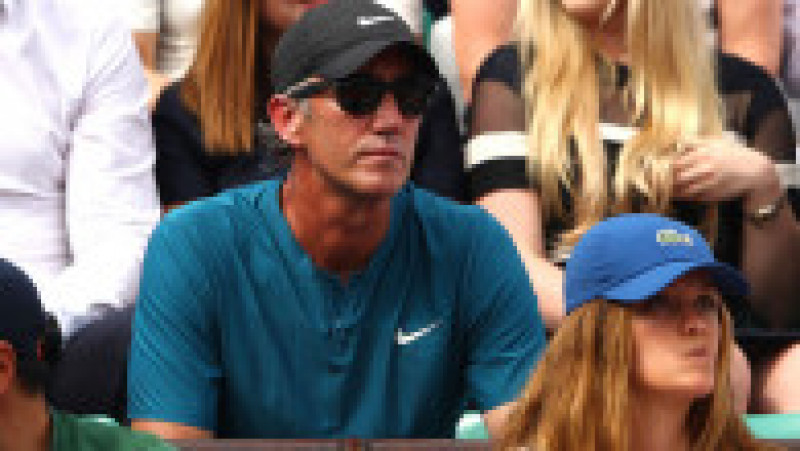 PARIS, FRANCE - JUNE 09: Darren Cahill, coach of Simona Halep of Romania watches on as she faces Sloane Stephens of The United States in the ladies singles final during day fourteen of the 2018 French Open at Roland Garros on June 9, 2018 in Paris, France. (Photo by Cameron Spencer/Getty Images) | Poza 14 din 42