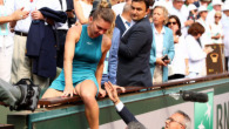 PARIS, FRANCE - JUNE 09: Simona Halep of Romania climbs into the stands to see her family and friends as she celebrates victory following the ladies singles final against Sloane Stephens of The United States during day fourteen of the 2018 French Open at Roland Garros on June 9, 2018 in Paris, France. (Photo by Cameron Spencer/Getty Images) | Poza 34 din 42