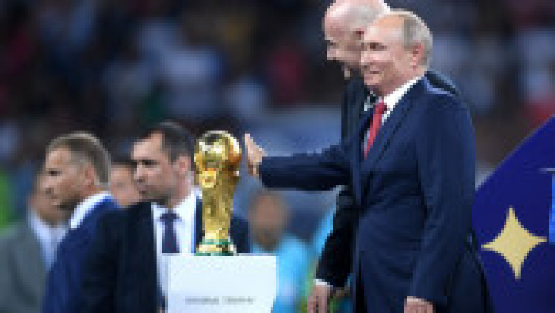 MOSCOW, RUSSIA - JULY 15: FIFA president Gianni Infantino shows the World Cup trophy to President of Russia Vladimir Putin following the 2018 FIFA World Cup Final between France and Croatia at Luzhniki Stadium on July 15, 2018 in Moscow, Russia. (Photo by Laurence Griffiths/Getty Images) | Poza 3 din 20