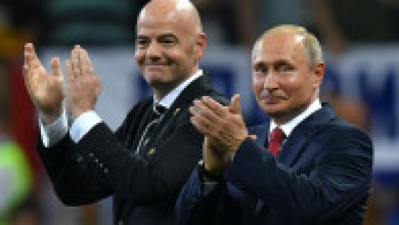 MOSCOW, RUSSIA - JULY 15: FIFA president Gianni Infantino and President of Russia Vladimir Putin applaud the players on stage following the 2018 FIFA World Cup Final between France and Croatia at Luzhniki Stadium on July 15, 2018 in Moscow, Russia. (Photo by Dan Mullan/Getty Images) | Poza 4 din 20