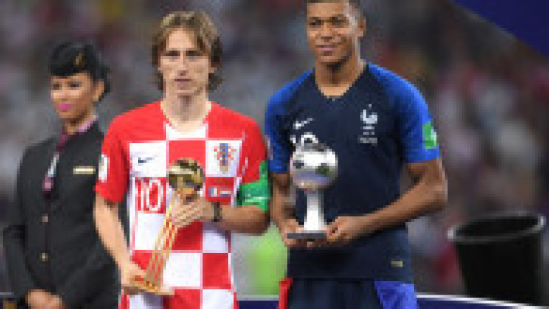 MOSCOW, RUSSIA - JULY 15: Luka Modric of Croatia and Kylian Mbappe of France pose respectively with their the adidas Golden Ball and with the FIFA Young Player award following the 2018 FIFA World Cup Final between France and Croatia at Luzhniki Stadium on July 15, 2018 in Moscow, Russia. (Photo by Laurence Griffiths/Getty Images) | Poza 19 din 20