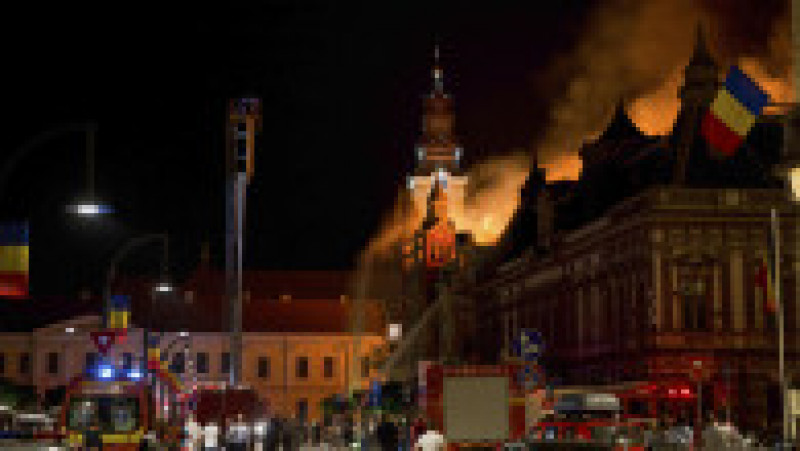 Un incendiu cu cauze necunoscute a distrus Palatul Episcopal Greco-Catolic din Oradea, 25 august 2018. | Poza 1 din 3