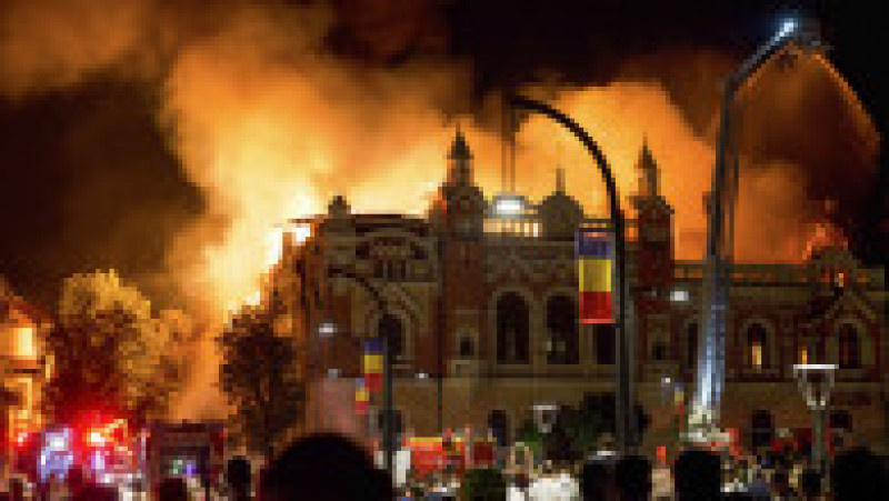 Un incendiu cu cauze necunoscute a distrus Palatul Episcopal Greco-Catolic din Oradea, 25 august 2018. | Poza 3 din 3