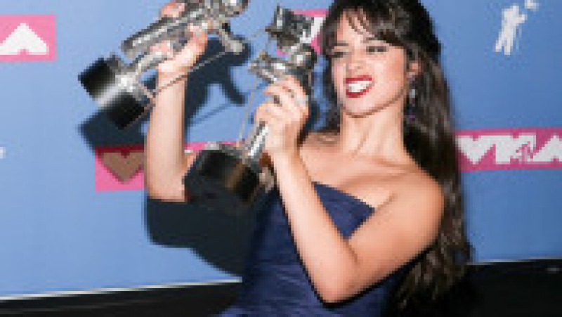 NEW YORK, NY - AUGUST 20: singer/songwriter Camila Cabello holds her 2 awards for Video of the Year and Artist of the Year in the press room at the 2018 MTV Video Music Awards at Radio City Music Hall on August 20, 2018 in New York City. (Photo by Paul Zimmerman/Getty Images) | Poza 4 din 12