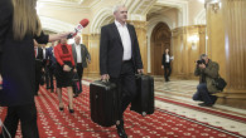 Liderul PSD Liviu Dragnea a adus două valize la Parlament, ca replică la dezvăluirile Rise Project | Foto: Octav Ganea/Inquam Photos | Poza 1 din 9