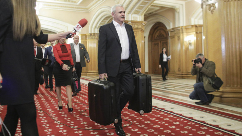 Liderul PSD Liviu Dragnea a adus două valize la Parlament, ca replică la dezvăluirile Rise Project | Foto: Octav Ganea/Inquam Photos