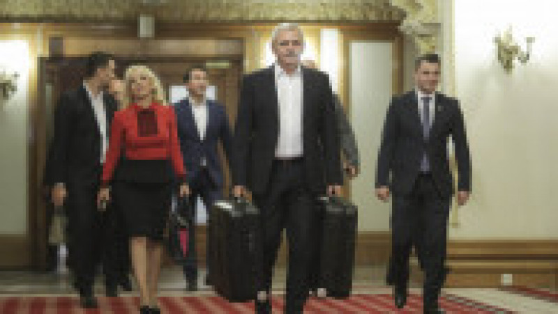 Liderul PSD Liviu Dragnea a adus două valize la Parlament, ca replică la dezvăluirile Rise Project | Foto: Octav Ganea/Inquam Photos | Poza 2 din 9