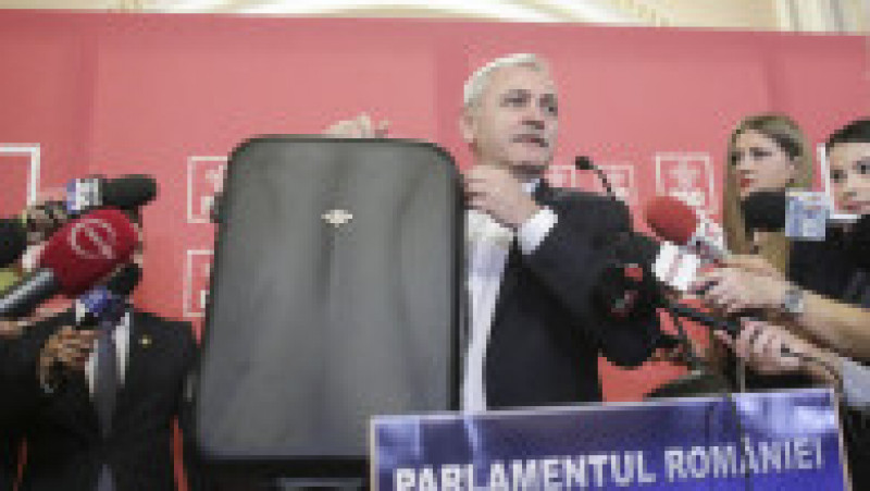 Liderul PSD Liviu Dragnea a adus două valize la Parlament, ca replică la dezvăluirile Rise Project | Foto: Octav Ganea/Inquam Photos | Poza 5 din 9