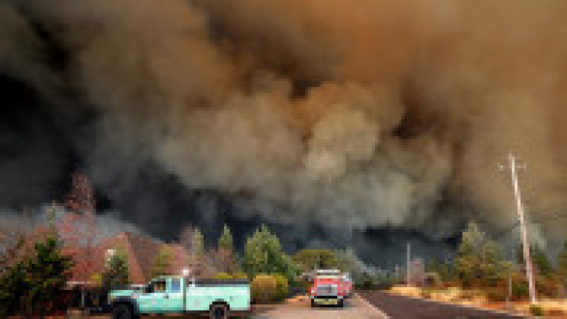 PARADISE, CA - NOVEMBER 08: A plume of smoke rises above the Camp Fire as it moves through the area on November 8, 2018 in Paradise, California. Fueled by high winds and low humidity, the rapidly spreading Camp Fire has ripped through the town of Paradise and has quickly charred 18,000 acres and has destroyed dozens of homes in a matter of hours. The fire is currently at zero containment. (Photo by Justin Sullivan/Getty Images) | Poza 1 din 10