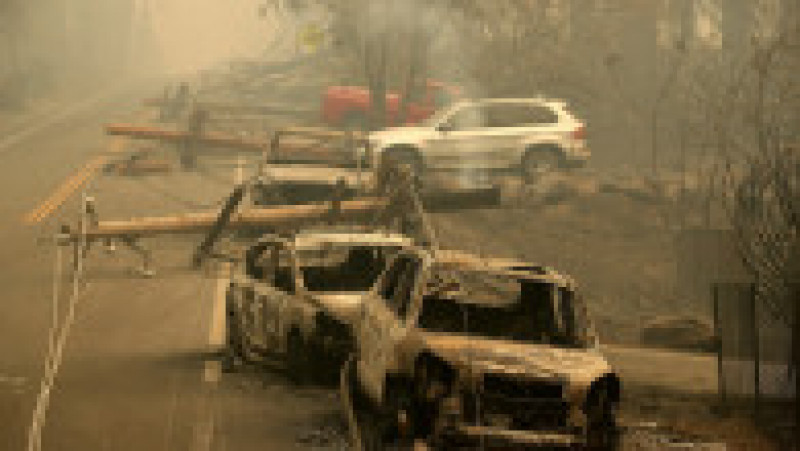 PARADISE, CA - NOVEMBER 10: Power lines rest on cars that were burned by the Camp Fire on November 10, 2018 in Paradise, California. Fueled by high winds and low humidity, the rapidly spreading Camp Fire ripped through the town of Paradise and has quickly charred 100,000 acres and has destroyed over 6,700 homes and businesses in a matter of hours. The fire is currently at 20 percent containment. (Photo by Justin Sullivan/Getty Images) | Poza 5 din 10