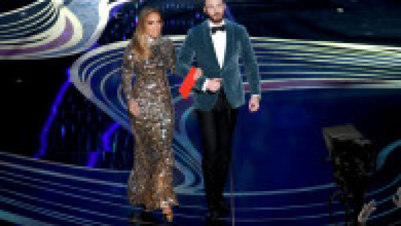 HOLLYWOOD, CALIFORNIA - FEBRUARY 24: (L-R) Jennifer Lopez and Chris Evans speak onstage during the 91st Annual Academy Awards at Dolby Theatre on February 24, 2019 in Hollywood, California. (Photo by Kevin Winter/Getty Images) | Poza 9 din 22