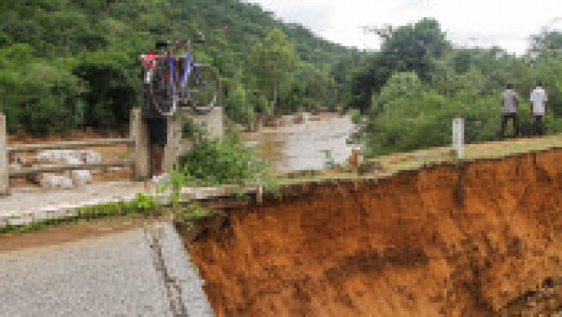 CHIMANIMANI, ZIMBABWE MARCH 19: People cross one of several bridges destroyed by the Cyclone Idai on March 19, 2019 in Chimanimani, Zimbabwe. The Zimbabwean government said that nearly 100 people have died, with more than 200 others missing, as Cyclone Idai washed out bridges and triggered landslides in the eastern part of the country. The storm made landfall last Thursday in Mozambique with winds of up to 177 km/h.(Photo by Tafadzwa Ufumeli/Getty Images) | Poza 7 din 7