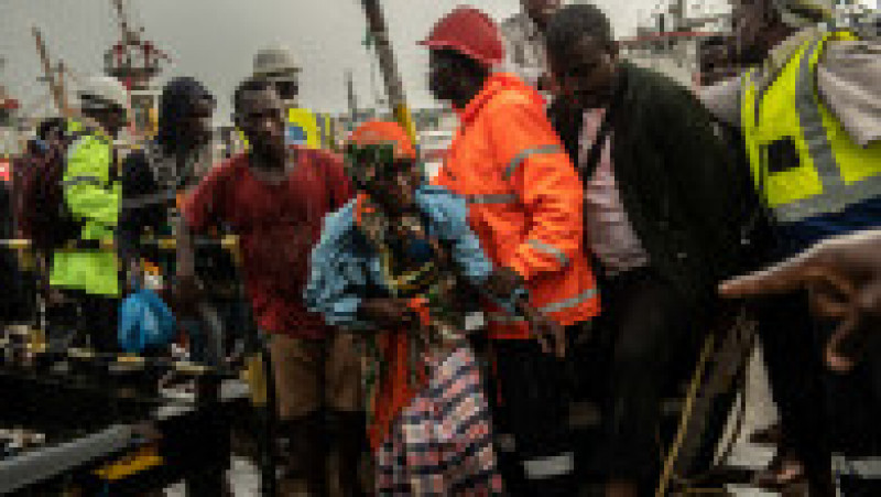BEIRA, MOZAMBIQUE - MARCH 22: People from the town of Buzi unload at Beira Port after being rescued on March 22, 2019 in Beira, Mozambique. Thousands of people are still stranded after after Cyclone Idai hit the country last week. (Photo by Andrew Renneisen/Getty Images) | Poza 4 din 7