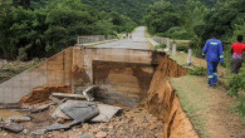 CHIMANIMANI, ZIMBABWE MARCH 19: People cross one of several bridges destroyed by Cyclone Idai on March 19, 2019 in Chimanimani, Zimbabwe. The Zimbabwean government said that nearly 100 people have died, with more than 200 others missing, as Cyclone Idai washed out bridges and triggered landslides in the eastern part of the country. The storm made landfall last Thursday in Mozambique with winds of up to 177 km/h.(Photo by Tafadzwa Ufumeli/Getty Images) | Poza 2 din 7