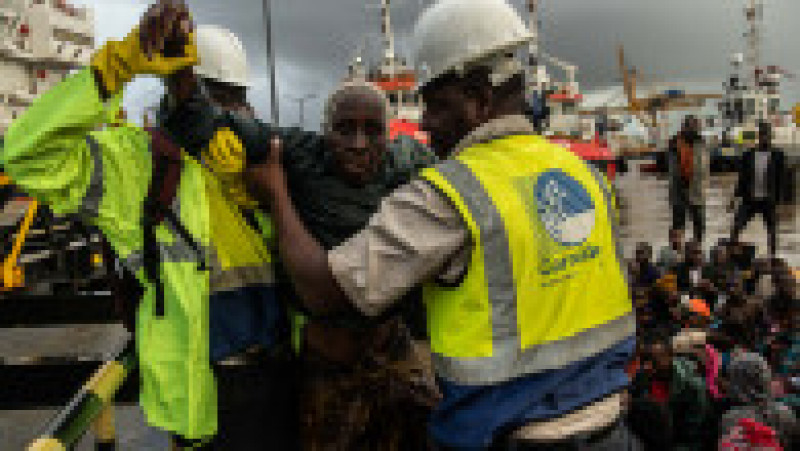 BEIRA, MOZAMBIQUE - MARCH 22: People from the town of Buzi are helped off a boat at Beira Port after being rescued on March 22, 2019 in Beira, Mozambique. Thousands of people are still stranded after after Cyclone Idai hit the country last week. (Photo by Andrew Renneisen/Getty Images) | Poza 5 din 7