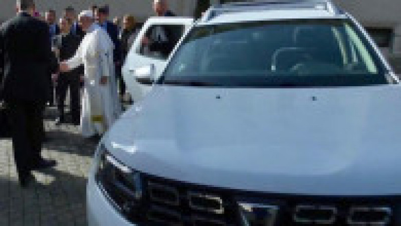 Organizatorii vizitei Papei Francisc în România au transmis, joi, că Sanctitatea Sa va folosi şi un papamobil conceput de uzina Dacia, automobilul fiind special pregătit pentru acest eveniment. Foto: SPP | Poza 4 din 4