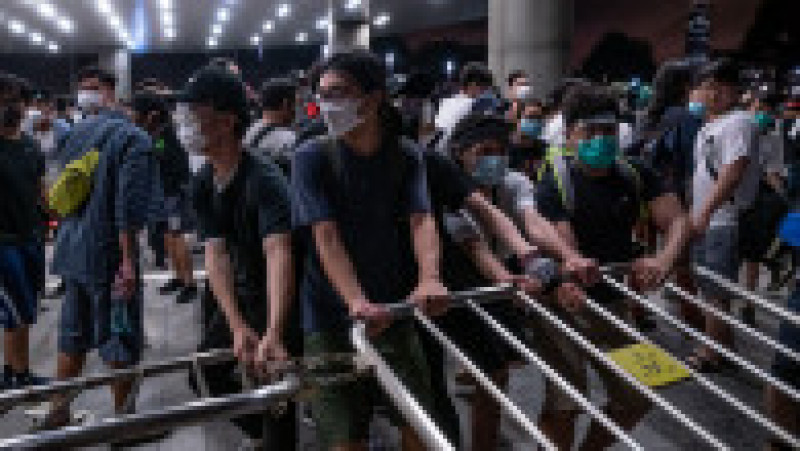 HONG KONG, HONG KONG - JUNE 10: Protesters move a barricade during a clash at Legislative Council after a rally against the extradition law proposal at the Central Government Complex on June 10, 2019 in Hong Kong China. Over a million protesters marched in Hong Kong on Sunday against a controversial extradition bill that would allow suspected criminals to be sent to mainland China for trial as tensions escalated in recent weeks.(Photo by Anthony Kwan/Getty Images) | Poza 4 din 15