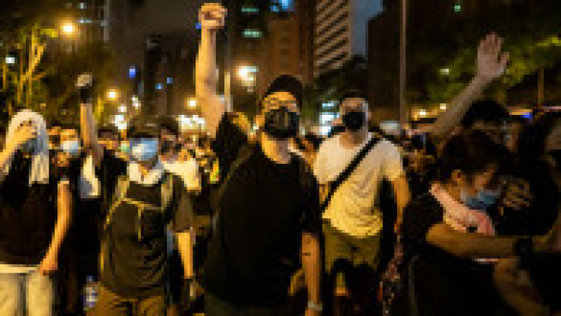 HONG KONG, HONG KONG - JUNE 10: Protesters clash with police after a rally against the extradition law proposal at the Central Government Complex on June 10, 2019 in Hong Kong China. Over a million protesters marched in Hong Kong on Sunday against a controversial extradition bill that would allow suspected criminals to be sent to mainland China for trial as tensions escalated in recent weeks.(Photo by Anthony Kwan/Getty Images) | Poza 5 din 15