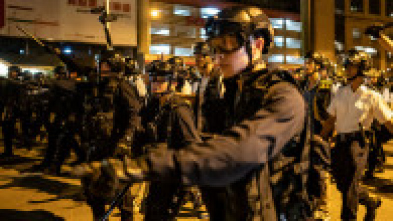 HONG KONG - JUNE 10: Police officers charge toward protesters after a rally against the extradition law proposal at the Central Government Complex on June 10, 2019 in Hong Kong. Organizers say more than a million protesters marched on Sunday against a bill that would allow suspected criminals to be sent to mainland China for trial as tensions have escalated in recent weeks. (Photo by Anthony Kwan/Getty Images) | Poza 2 din 15