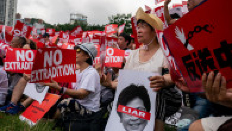 HONG KONG - JUNE 09: Protesters hold placards and shout slogans during a rally against a controversial extradition law proposal on June 9, 2019 in Hong Kong. Organizers say more than a million protesters marched in Hong Kong on Sunday against a bill that would allow suspected criminals to be sent to mainland China for trial as tensions have escalated in recent weeks. (Photo by Anthony Kwan/Getty Images) | Poza 13 din 15