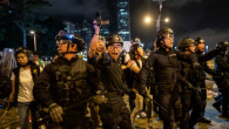 HONG KONG - JUNE 10: Police officers charge toward protesters after a rally against the extradition law proposal at the Central Government Complex on June 10, 2019 in Hong Kong. Organizers say more than a million protesters marched on Sunday against a bill that would allow suspected criminals to be sent to mainland China for trial as tensions have escalated in recent weeks. (Photo by Anthony Kwan/Getty Images) | Poza 6 din 15