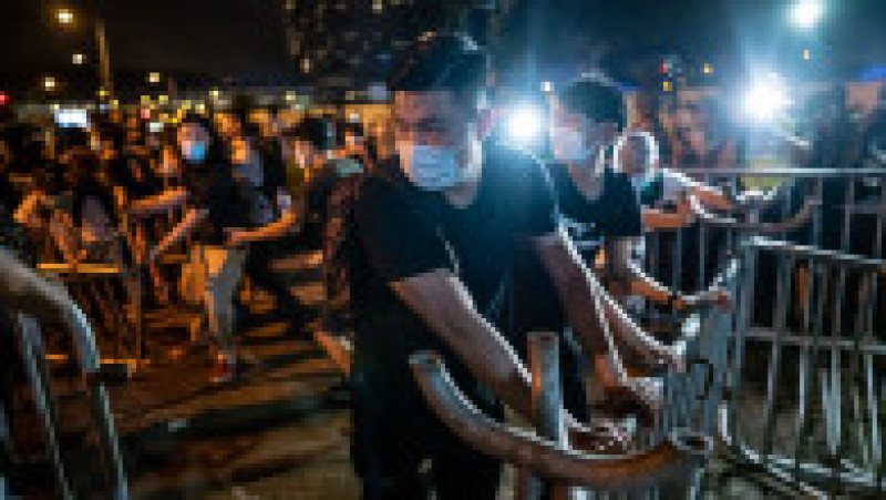 HONG KONG - JUNE 10: Protesters move barricade during a clash at Legislative Council after a rally against the extradition law proposal at the Central Government Complex on June 10, 2019 in Hong Kong. Organizers say more than a million protesters marched on Sunday against a bill that would allow suspected criminals to be sent to mainland China for trial as tensions have escalated in recent weeks. (Photo by Anthony Kwan/Getty Images) | Poza 3 din 15