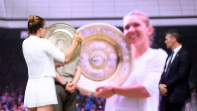 Simona Halep cu trofeul de la Wimbledon la festivitatea de premiere Foto: Guliver/Getty Images | Poza 25 din 30