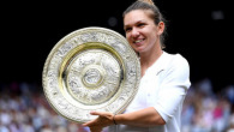 Simona Halep cu trofeul Wimbledon Foto: Guliver/Getty Images | Poza 23 din 30