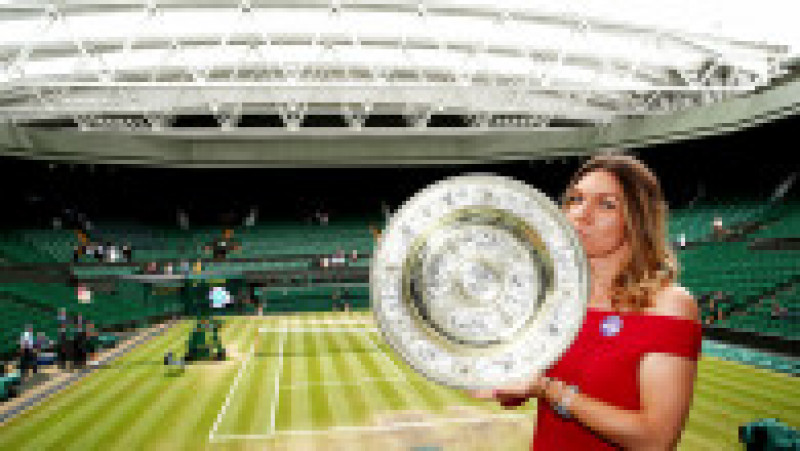 Simona Halep își prezintă trofeul de la Wimbledon. Foto: Guliver / Getty Images | Poza 2 din 5
