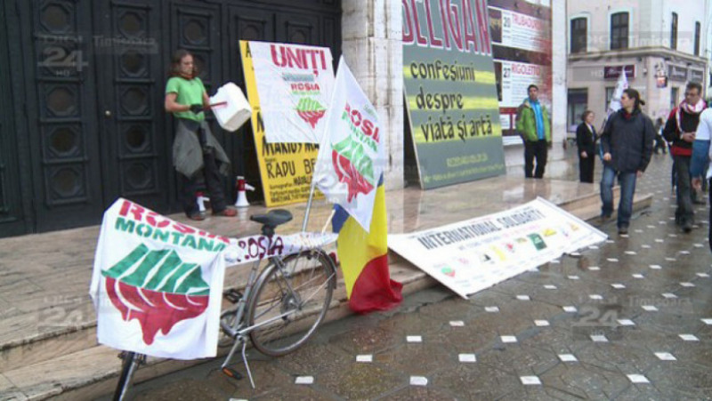 protest pe ploaie la Timisoara 01