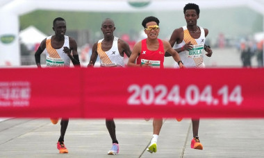 Scene penibile la semimaratonul de la Beijing: alergătorii africani au &icirc;ncetinit pentru ca un chinez să treacă primul linia de sosire VIDEO