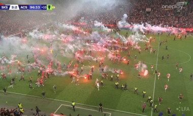 Haos &icirc;n derby-ul Cehiei: meciul dintre Slavia și Sparta, oprit &icirc;n minutul 90+7! Fanii echipei au invadat terenul, deși favoriții lor erau la c&acirc;teva secunde de c&acirc;știgarea campionatului VIDEO