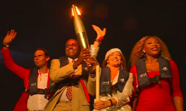 Fantastic! Nadia Comăneci, &icirc;n careul de ași la deschiderea Jocurilor Olimpice. Rom&acirc;nca a purtat flacăra pe Sena. Cine a aprins-o VIDEO