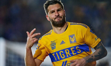 S-a scris istorie: la 40 de ani, atacantul care a scris istorie &icirc;n Franța a luat primul cartonaș roșu al carierei VIDEO