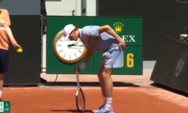 Imaginile cu marele favorit Jannik Sinner răpus de căldură la Roland-Garros. A &icirc;ncercat să vomite pe teren VIDEO