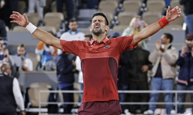 Acest om are șapte vieți! Accidentat și condus de adversarul său, Novak Djokovic a revenit miraculos și s-a calificat &icirc;n sferturi la Roland Garros