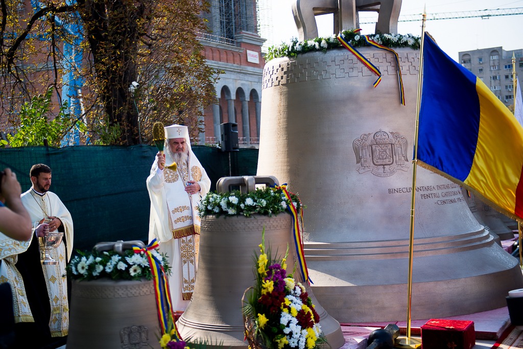 Elemental velvet actually Patriarhul Daniel a sfinţit clopotele de jumătate de milion de euro ale  Catedralei Naţionale, pe care apare propriul său chip | Digi24