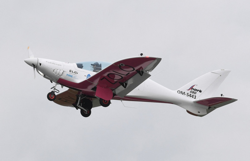 Avion ultraușor în zbor