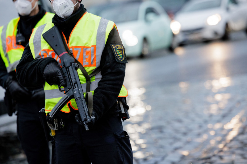 Polițiști acționează pe o stradă din Berlin