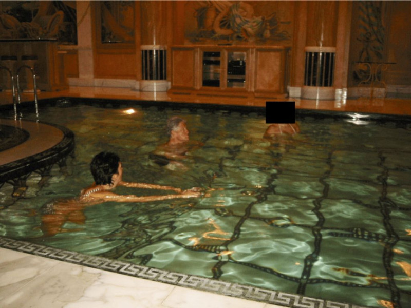 Bill Clinton a dat explicaţii cu privire la o fotografie în care apare într-un jacuzzi/ Profimedia