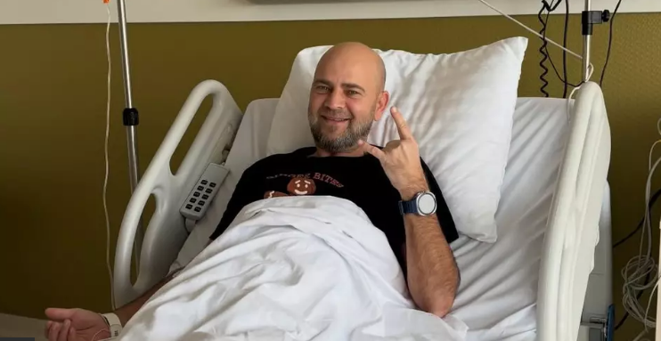 Cosmin Seleși, imagini de pe patul de spital. Actorul și-a liniștit fanii: „Evoluția este favorabilă”