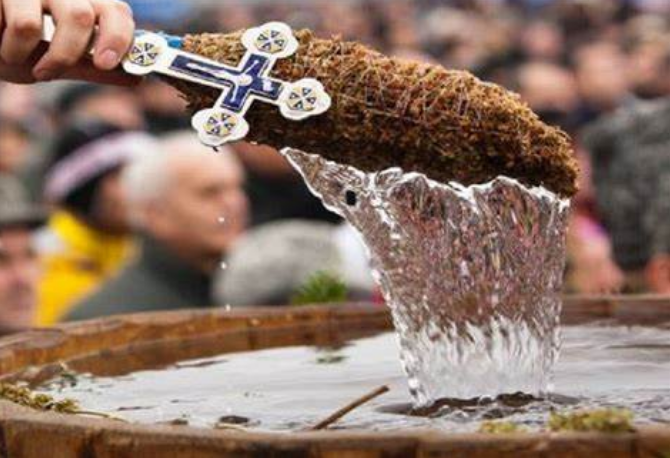 Boboteaza, una dintre cele mai puternice sărbători: Ce nu au voie să facă femeile. Tradiții, obiceiuri și puterea Agheasmei Mari