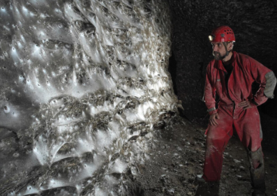 Descoperire uriașă! Un biolog român a găsit cea mai mare pânză de păianjen din lume