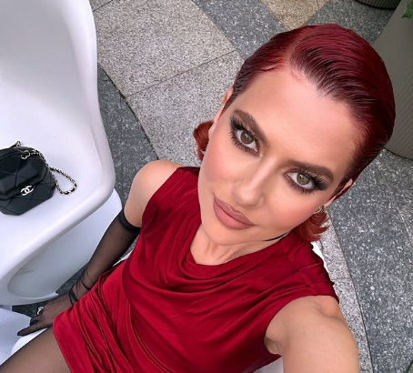 Lidia Buble, bătută cu mătura în plină stradă de o bătrânică