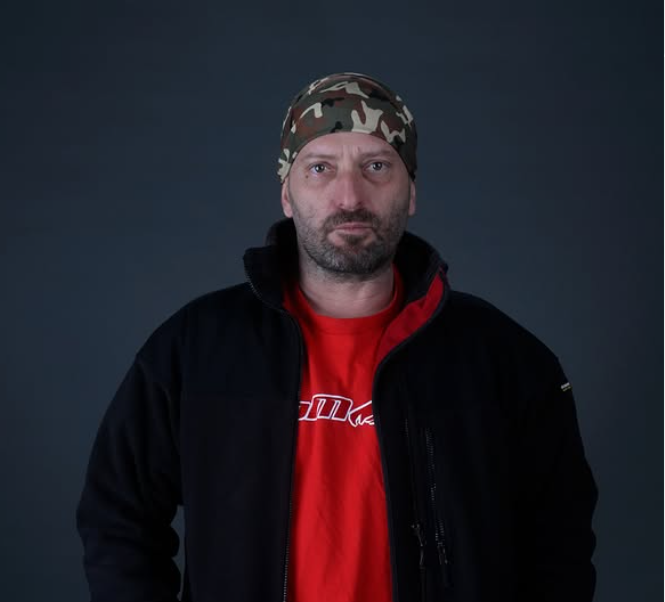 Cheloo, imobilizat și încătușat de polițiști după ce a vrut să fugă dintr-un spital. Artistul a ajuns la psihiatrie